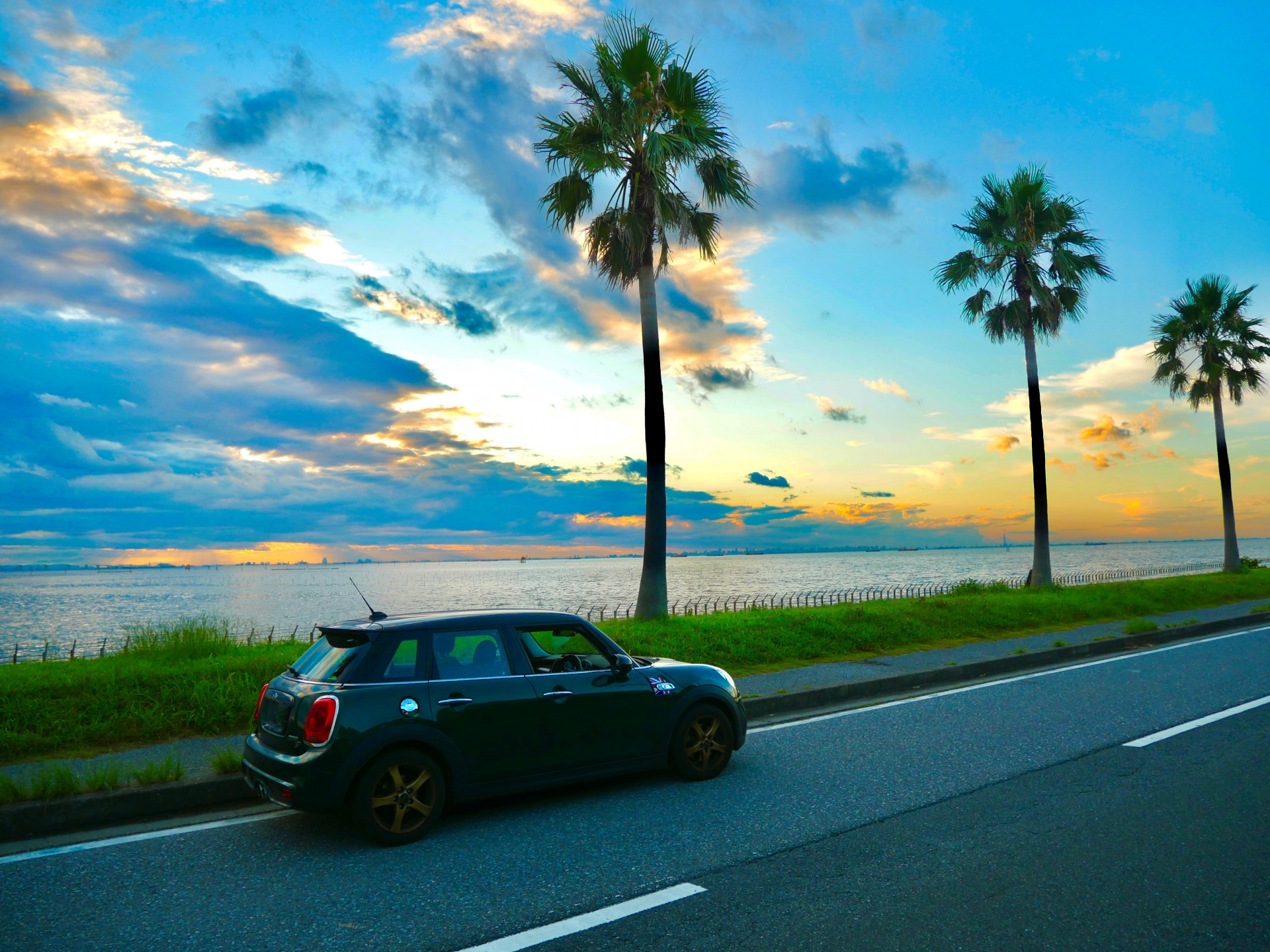 海辺を走る車